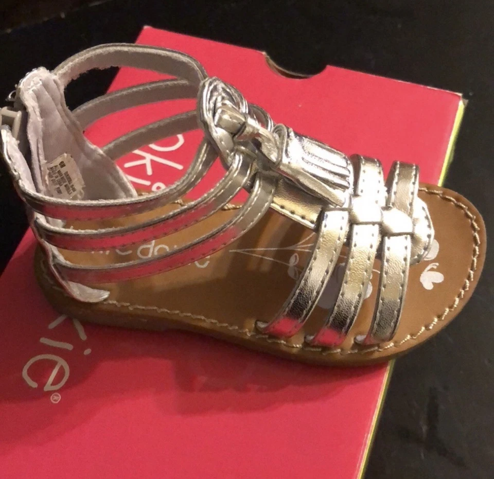 Okie Dokie niña niño bluebell gladiador plateado disponible en 5 y 6 EE. UU. Foto 3 de 4