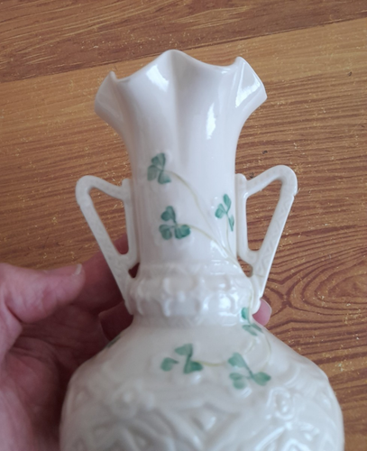 Pair of Belleek Shamrock Double Harp Handled Vase 6th Mark 1965-1980 - Picture 10 of 15