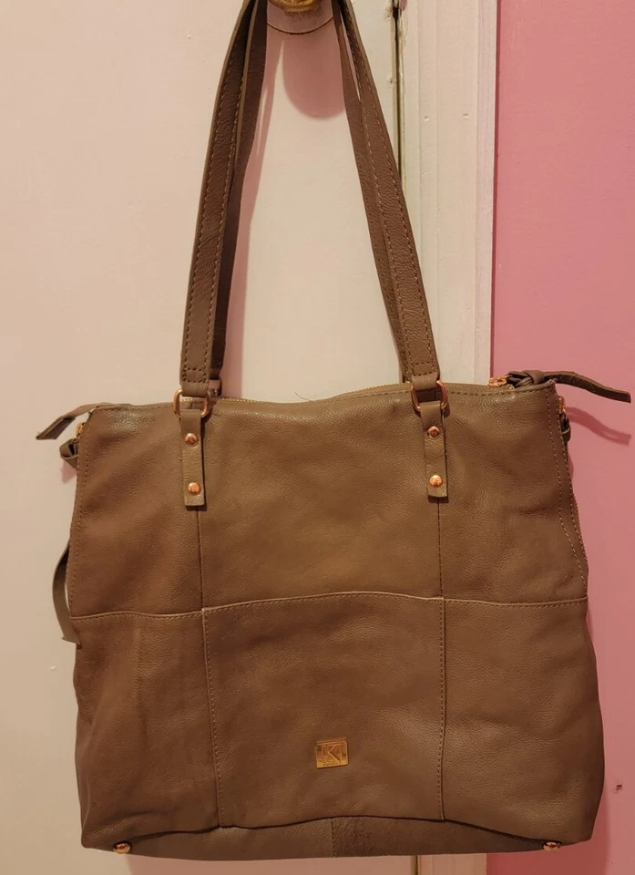 BOLSO DE MANO HOBO DE HOMBRO KOOBA CUERO TOPO SUAVE DORADO CON CREMALLERA EXPANDE TACHUELAS Foto 2 de 4