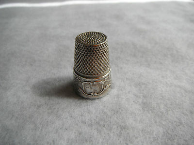 Ancien Dé à Coudre En Argent Massif – 19ème Siècle – Décor Frise – Pièce Collection