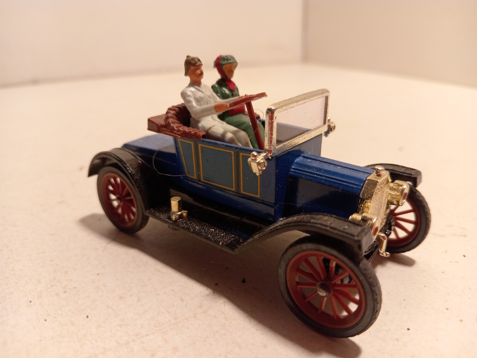 Dinky Toys 485 – Ford T 1908 Père Noël – Collection Vintage Plomb – Années 1960