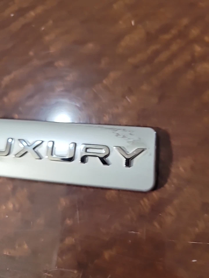 Emblema puerta trasera Range Rover Sport "HSE LUXURY". USADO OEM Foto 2 de 4
