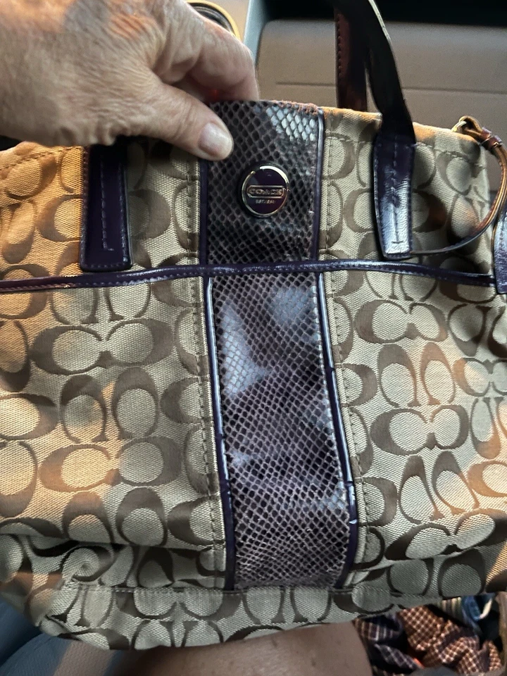 Cartera Coach vintage*usada en excelente estado*púrpura y tostada*firma a rayas serpiente*F25706
