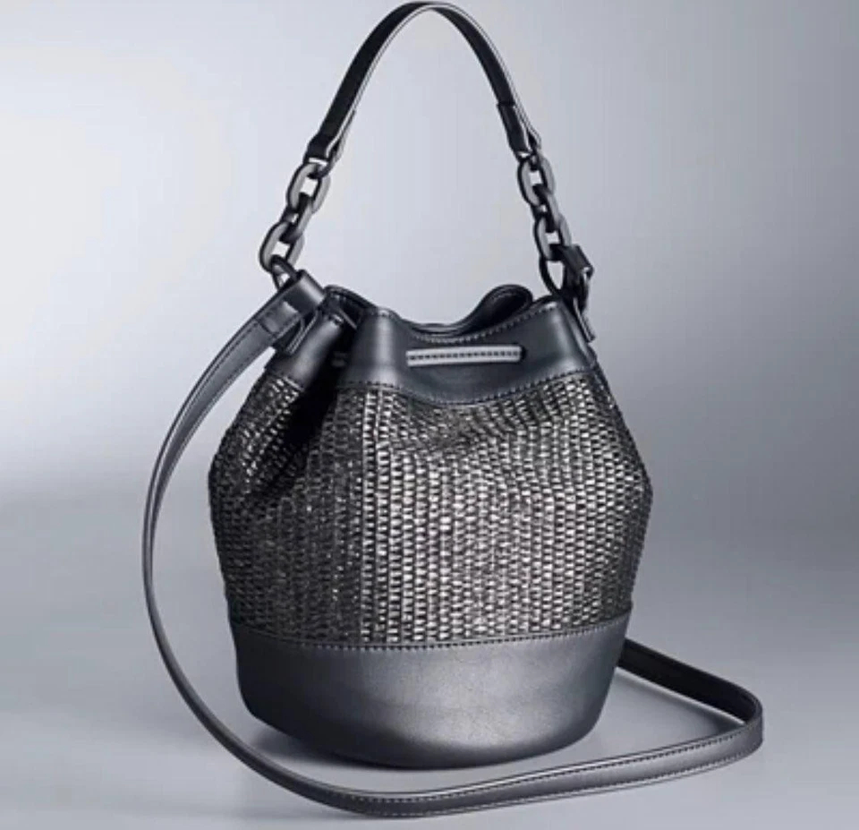 ESTILO # HSV31SB70 - VERA VERA WANG - BOLSO CUBO DE PAJA DE CUERO VEGANO (NEGRO) Foto 3 de 4