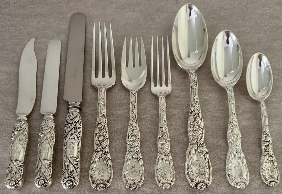 JUEGO ORIGINAL DE 108 PIEZAS DE CUBIERTOS TIFFANY CRISANTEMO ESTERLINA SERVICIO PARA 12 Foto 2 de 4