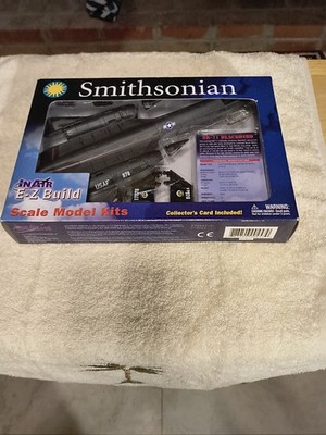 New Smithsonian In air E-Z Build Scale Model Kit SR-71 Blackbird Card Included