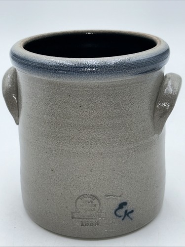 1998 Rowe Pottery Works Salt Glaze Crock 6.5" Blue Flowers Green Leaves Handles - Picture 4 of 10