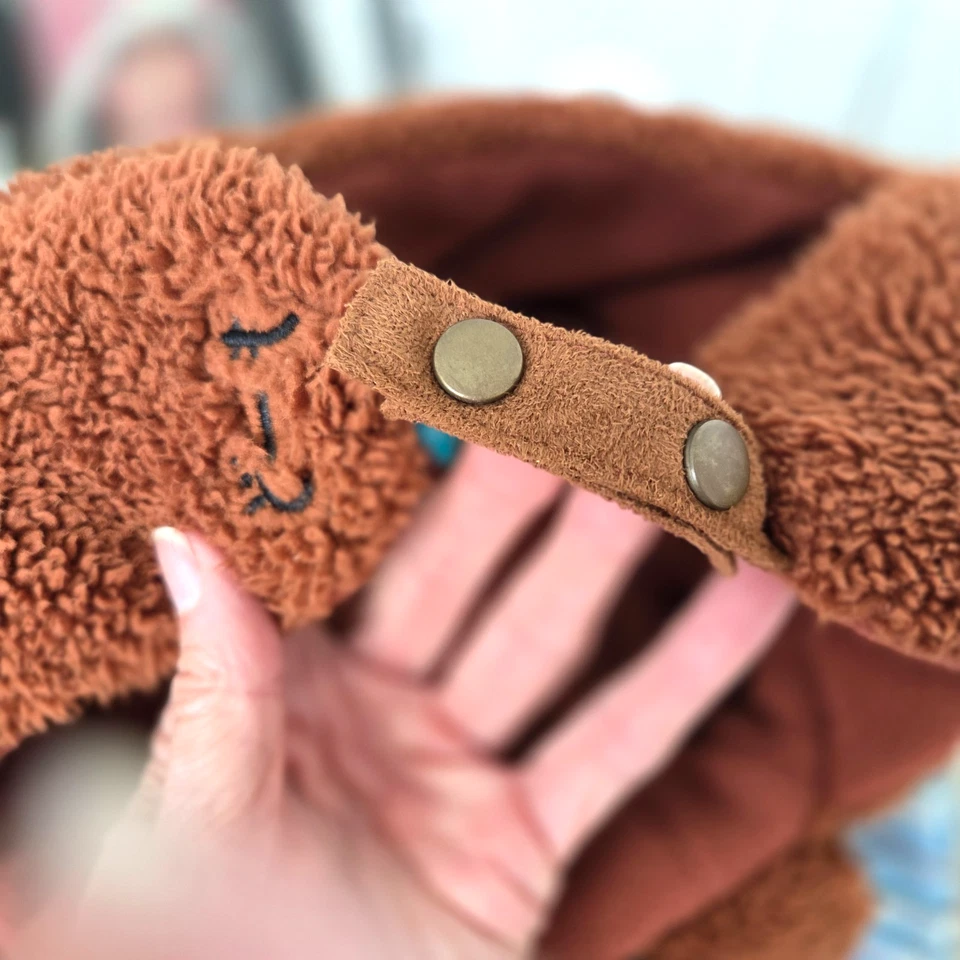 RARO USADO EN EXCELENTE ESTADO Domo-Kun Bordado Marrón Invierno Sombrero Trampero con Solapas y Presión Y2K Foto 4 de 4