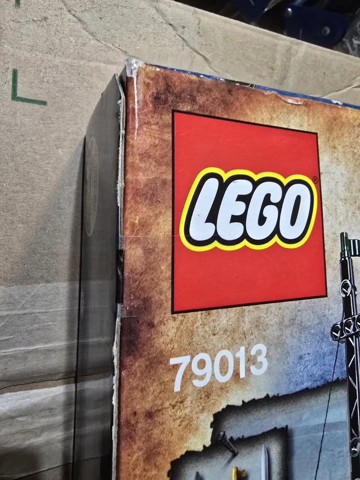 LEGO The Hobbit Lake-Town Chase 79013 lacrado novo, mas DOBRAS E ADESIVO NA CAIXA - Imagem 4 de 4