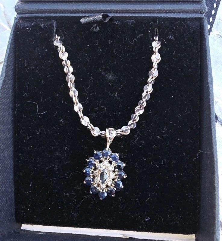 Antiguo collar de cadena de disco retorcido de zafiro y diamante de plata de ley Foto 3 de 4