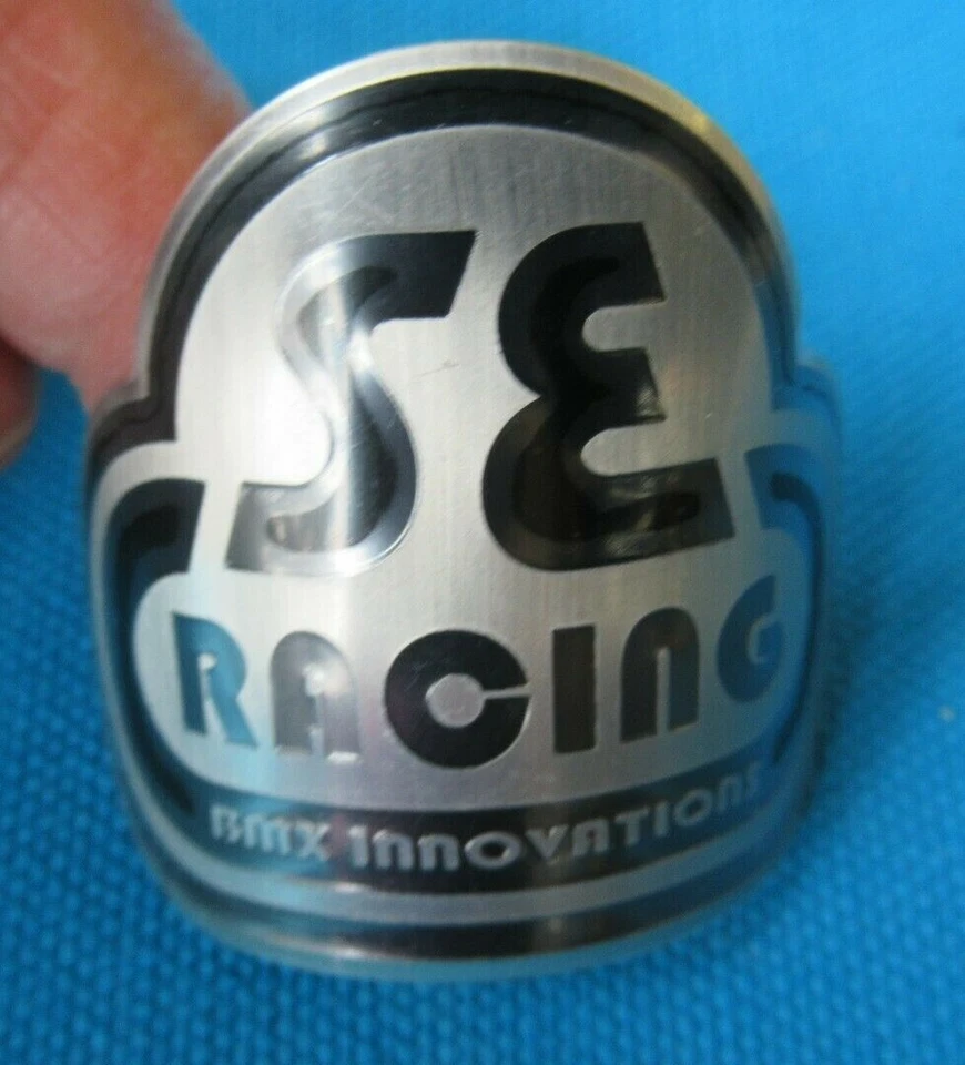 Insignia de cabeza de BMX de carreras SE 2-1/8" de ancho, 1-1/2" de alto en plata/negro - Nueva Foto 2 de 4