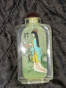 Chinese Reverse Painted Glass Snuff Bottle Decorated With Chinese Lady ( Ref 1)