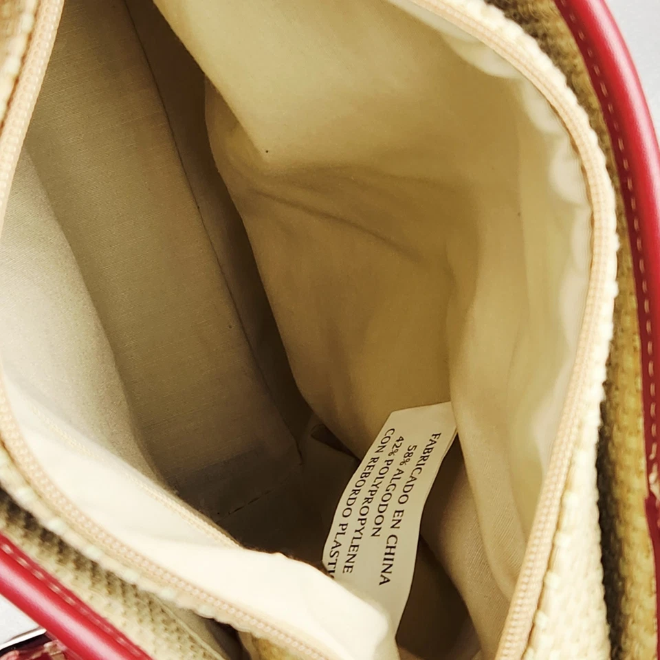 Cartera tejida Cherokee con detalles de cuero rojo sintético bolsillos interiores cremallera superior nueva Foto 4 de 4