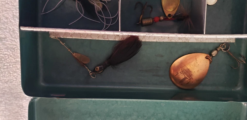 Винтажный зеленый рыболовства металлический карман РЕДКАЯ спиннер Mepps поппер снасти коробка лот - Изображение 3 из 4