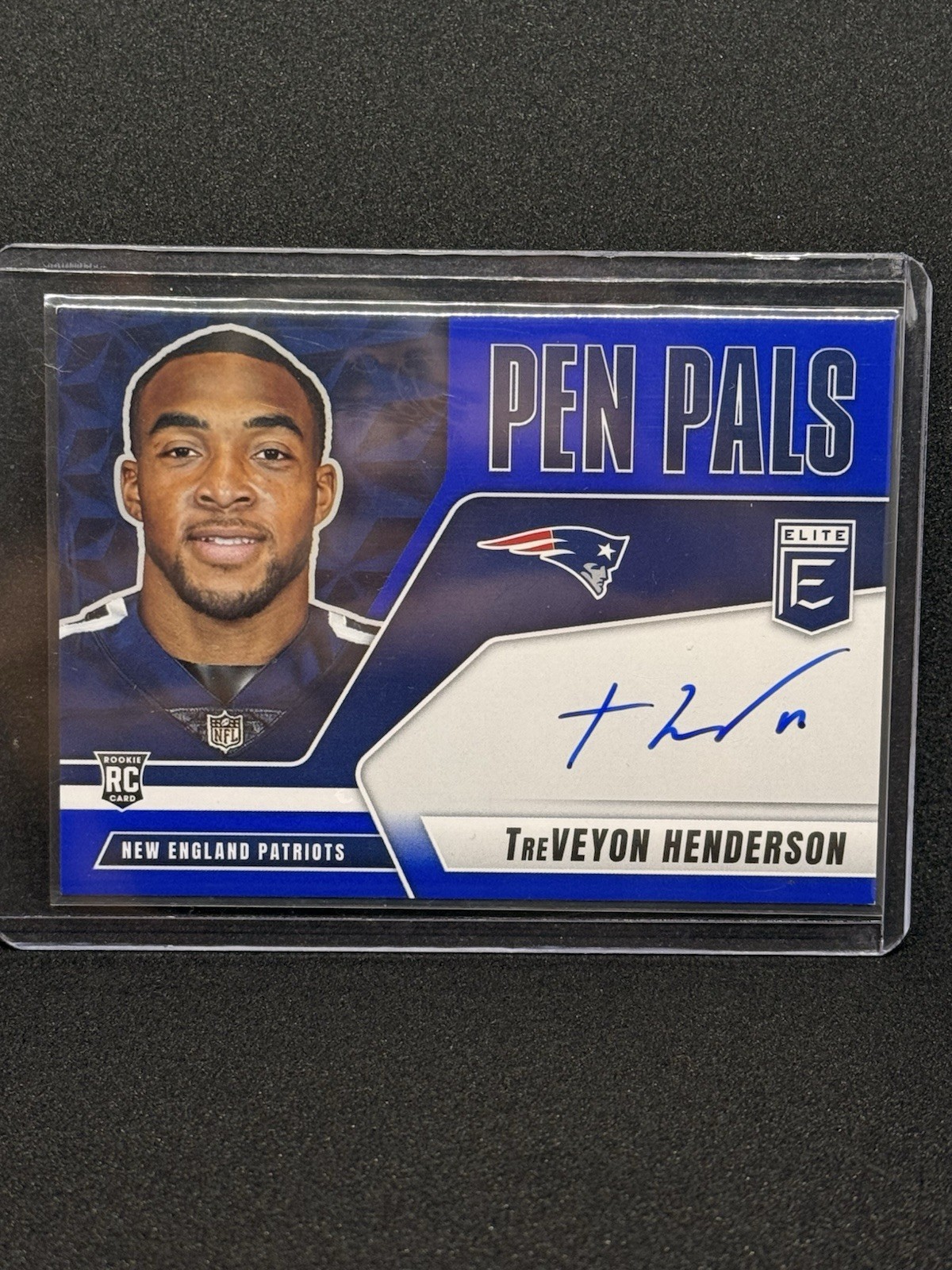 2025 Panini Donruss Elite - Pen Pals TreVeyon Henderson #PP-THE Blue Ink (AU,RC)