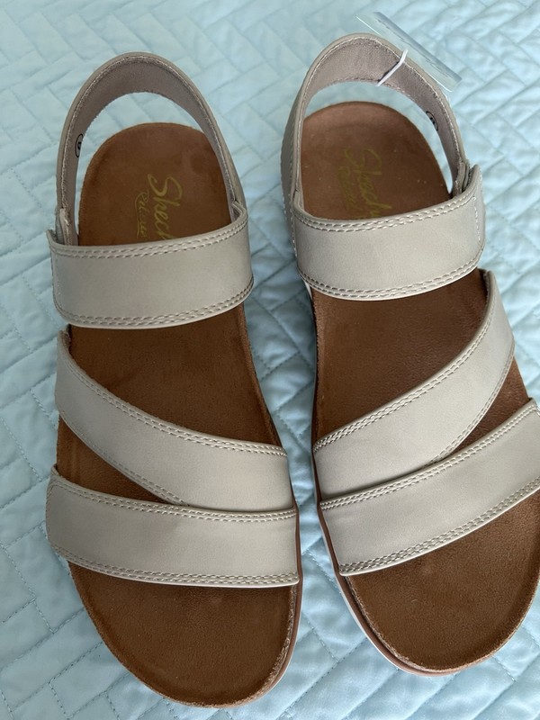 Sketcher’s  Women’s Lifted Sandals 8 NWT
