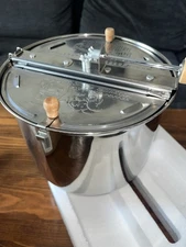 Great Northern Popcorn Co. The Twister Stove Top Popper Metal Kettle 5qt.