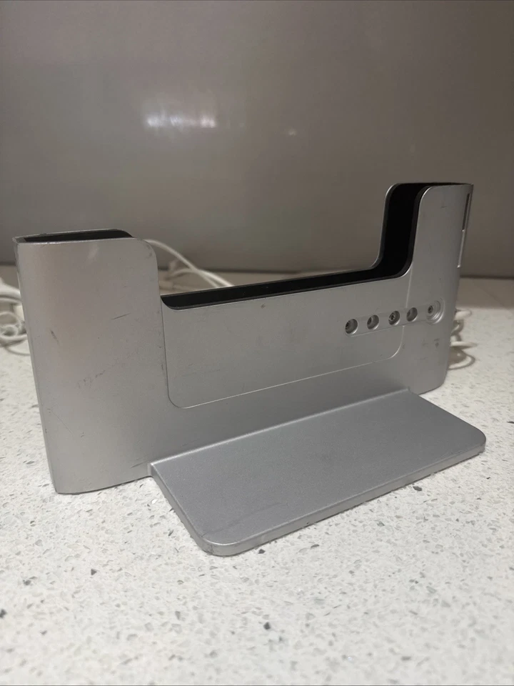 Henge Docks Vertical Docking Station for 15” MacBook Pro Retina Display HD04VA15 - Image 4 of 4