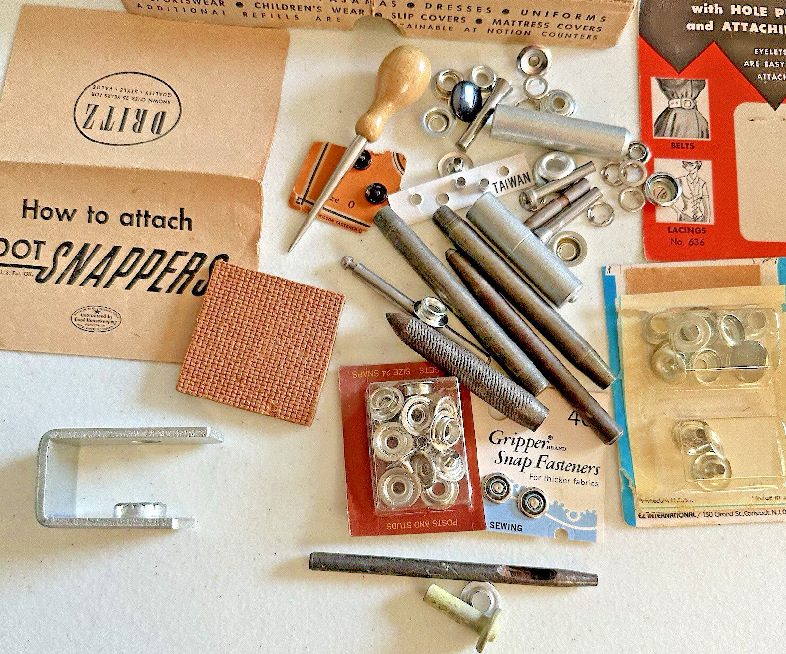 VTG Dritz DOT Snappers Kit Tools Eyelets Punches Fasteners 1950s Sewing Notions