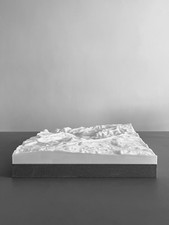 N&uuml;rburgring Nordschleife &ndash; 3D-Relief auf Holzsockel | Designobjekt | 20 &times; 20 cm