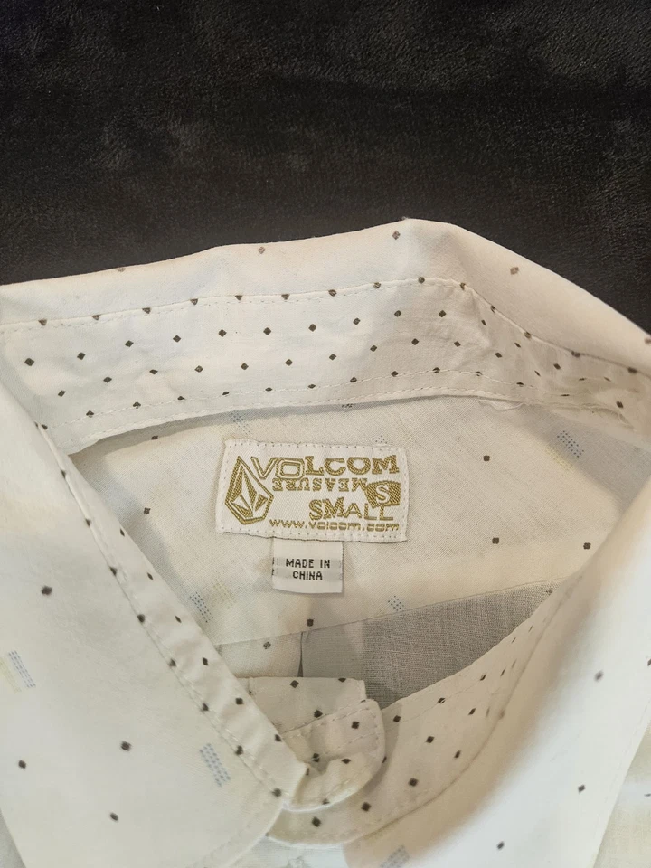 Volcom Men’s Short Sleeve Button-Up Shirt Small White Dot Pattern Casual Surf - Image 3 of 4