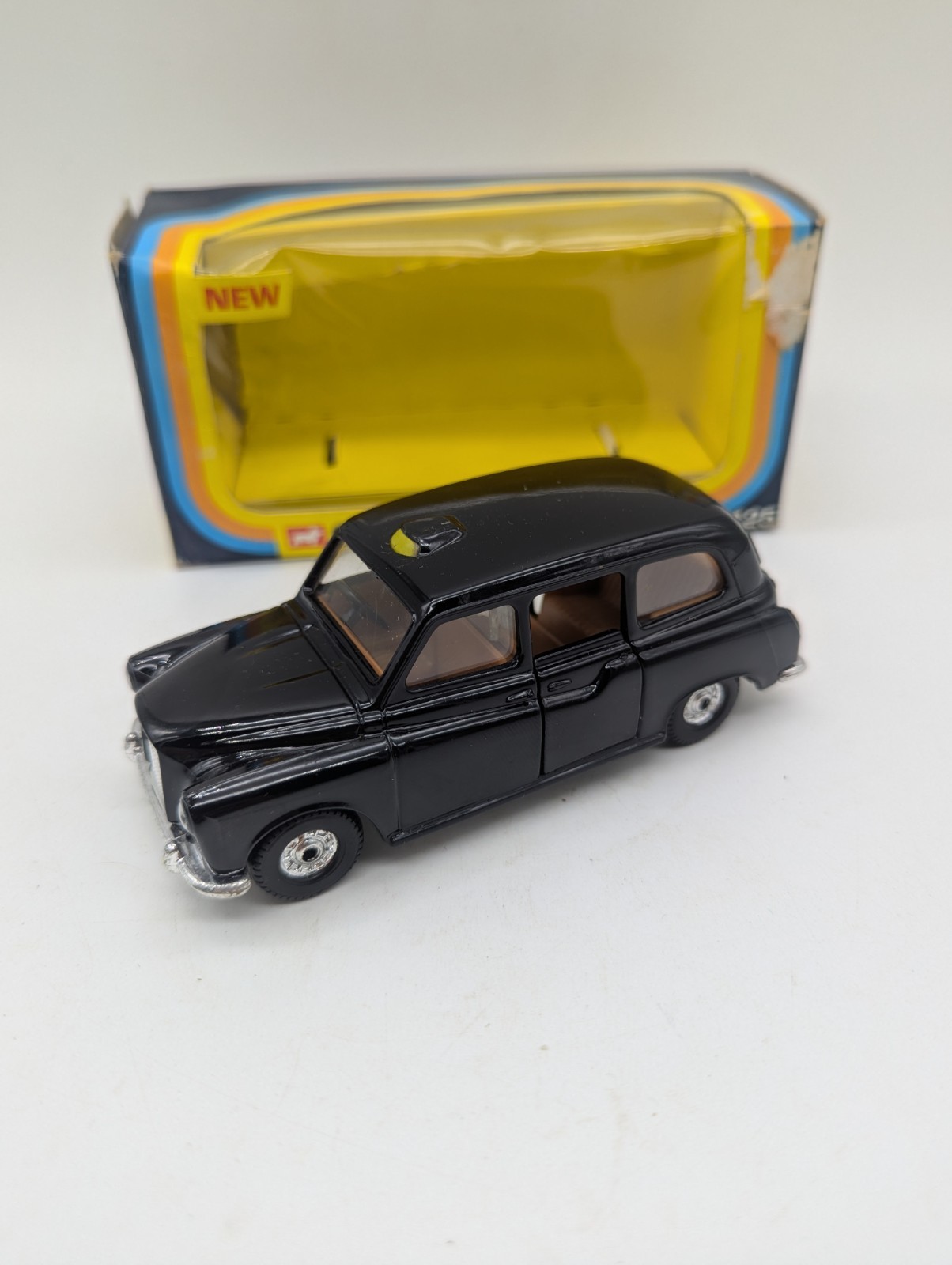 Corgi 425, London taxi - Free Price Guide & Review