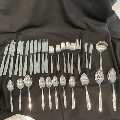 SSS by Oneida Stainless Flatware Set Roseanne Pattern 64 Piece Set