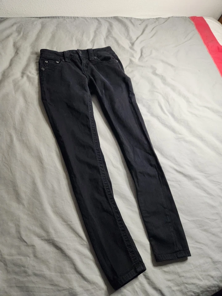 Pantalones de mezclilla Miss Me ajustados para mujer talla 26x29 negros tiro bajo grunge pedrería NUEVO Foto 2 de 4