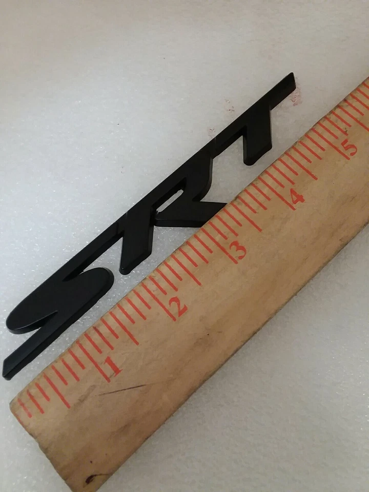 Зарядное устройство из черного металлического сплава SRT HellCat Scatpack решетка с эмблемой значок универсальное - Изображение 3 из 4