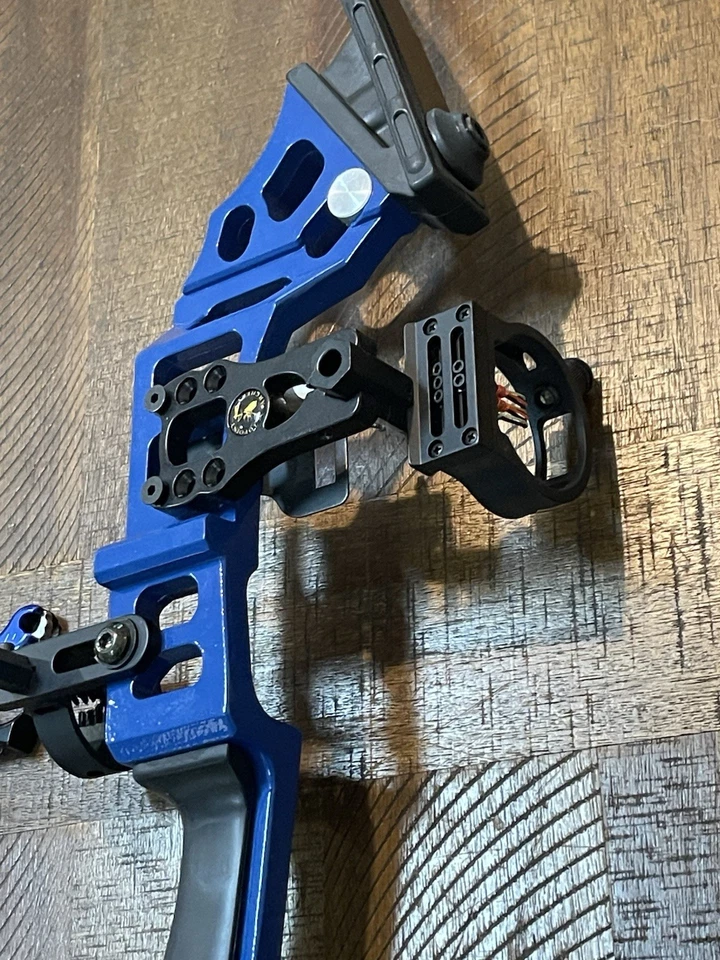 Top Point Archery 52” Recurve Takedown Bow 28” Draw W/Sight RH 45# Pull - Image 4 of 4