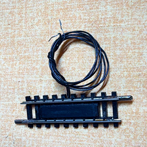 Trix H0 1498 Anschlussgleis/Einspeisegleis gerade mit Kabel schwarz | Condition: Gebraucht