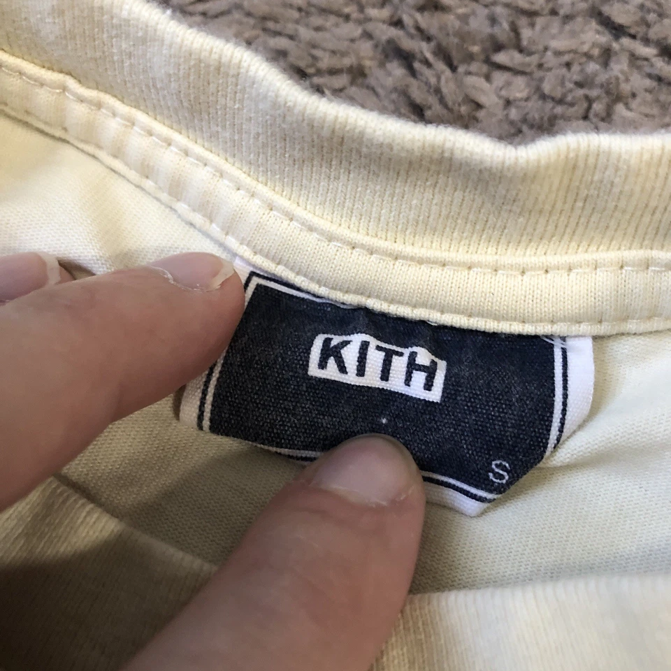 Camiseta Kith Treats Mosaico Rosa Para Hombre Talla Pequeña Marfil Vidrieras Ropa de Calle Foto 3 de 4