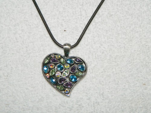 Bellissima collana cuore strass viola verde blu e AB e orecchini traforati - Foto 2 di 6