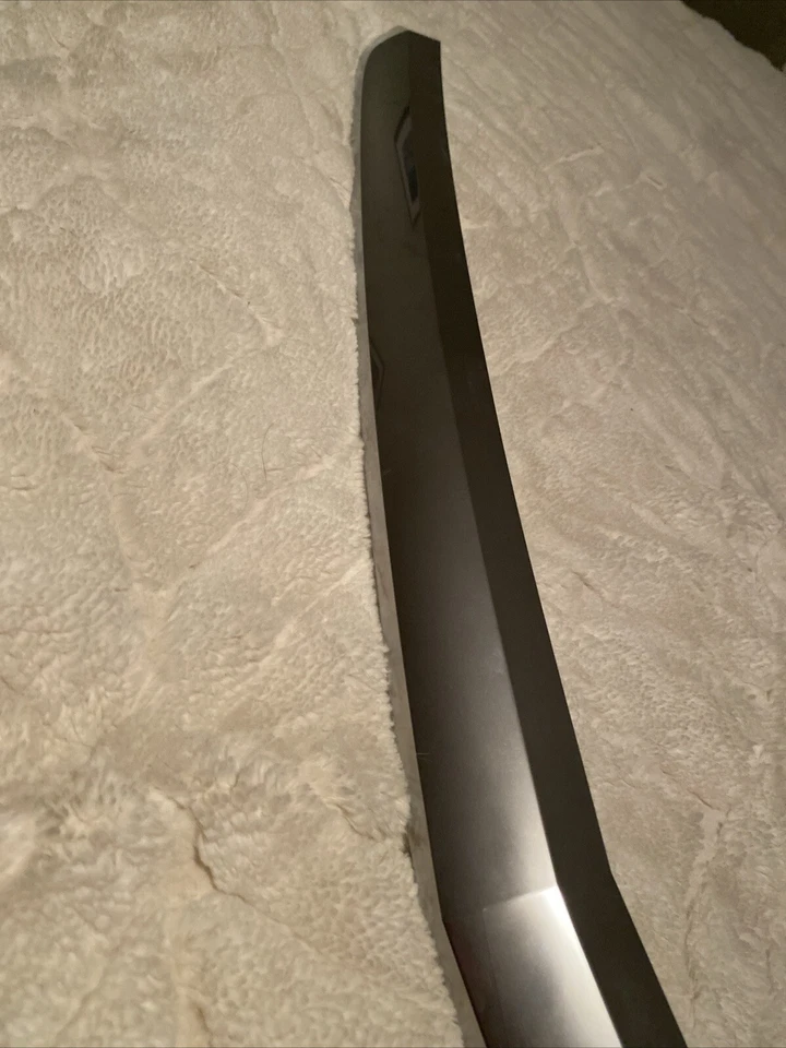 2019 Cadillac CT6 See Pn# FRONT UPPER HOOD MOLDING TRIM OEM P/N 84402358 Foto 3 de 4