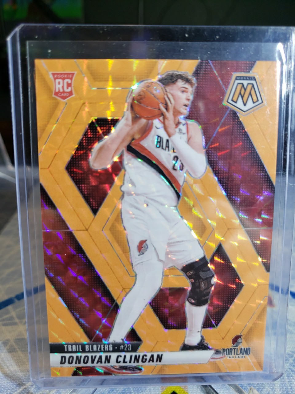 2024-25 Panini Mosaic Donovan Clingan #246 Orange Fluorescent /25 (RC)