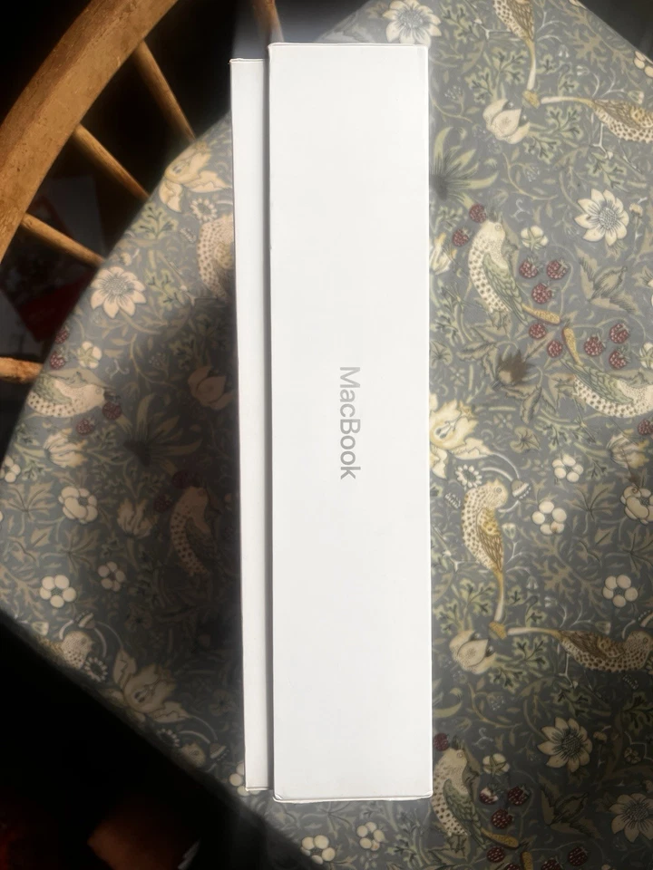 Apple Macbook A1534 12” 2017 Silver i5 8gb 512gb SSD BOX PACKAGING ONLY - Image 3 of 4