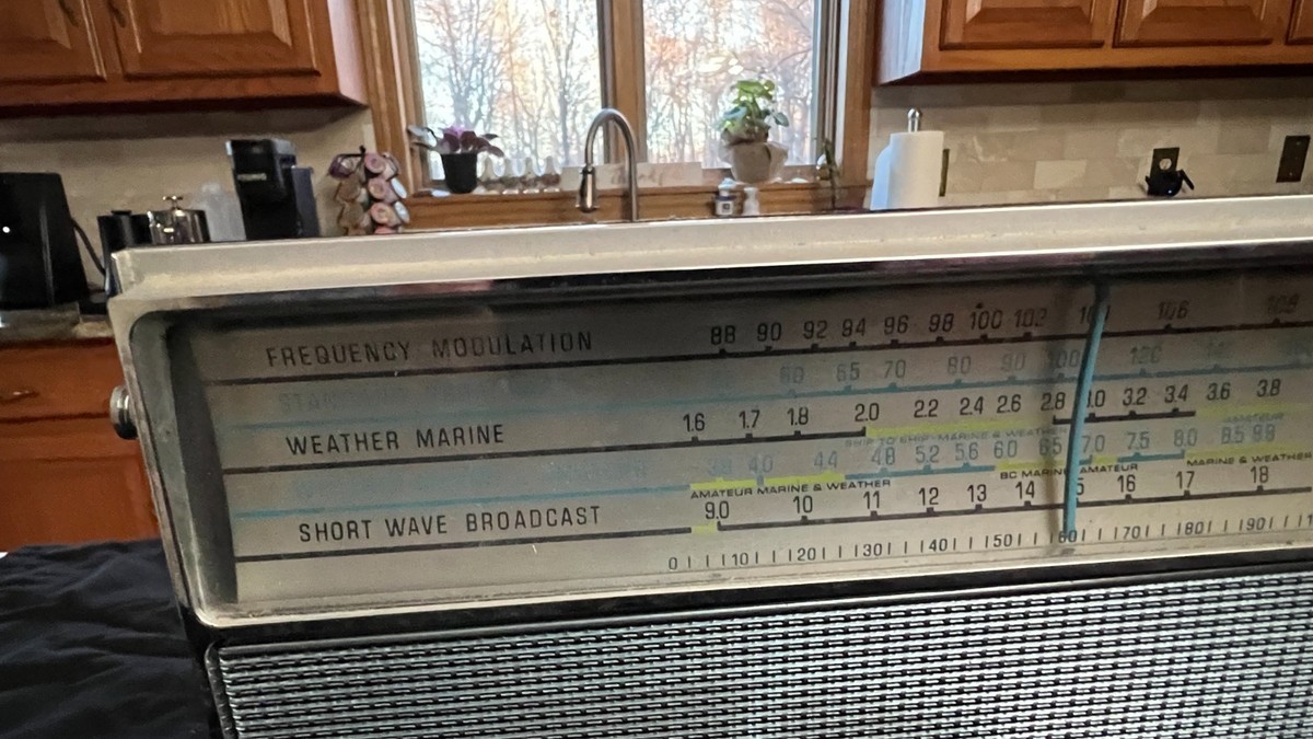 Zenith Solid State FM/AM Multiband Radio Royal 94 inter-oceanic
