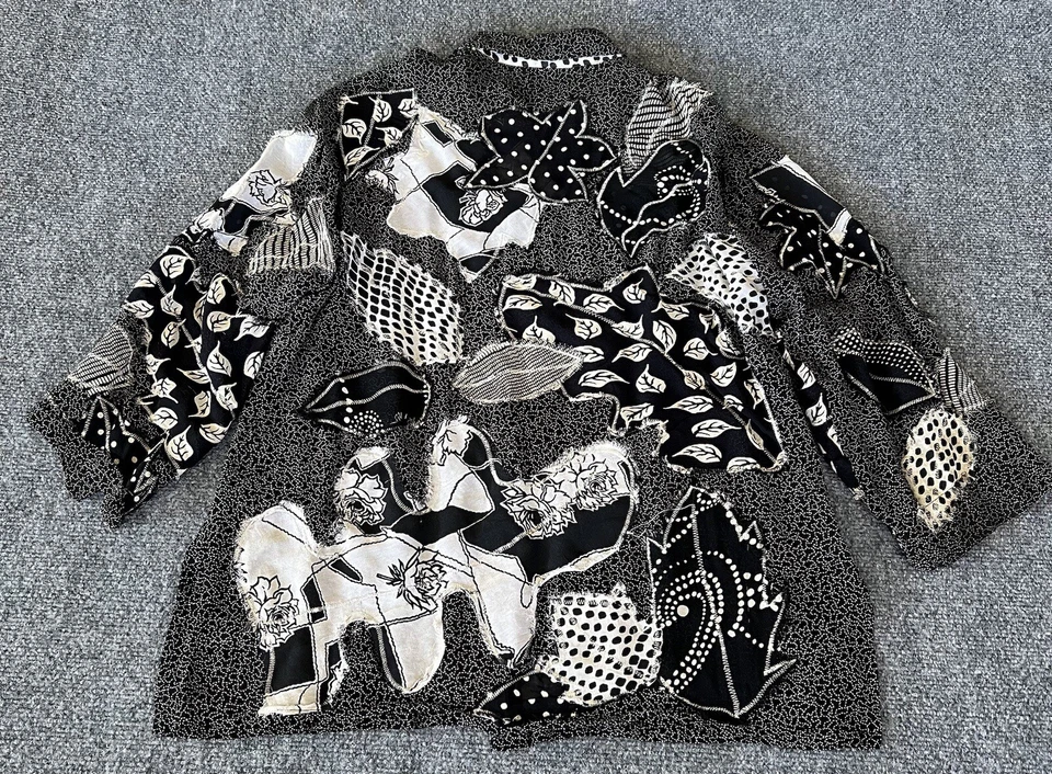 Blusa Van Heusen para mujer grande de colección negra beige gris transparente con botones caprichoso  Foto 2 de 4