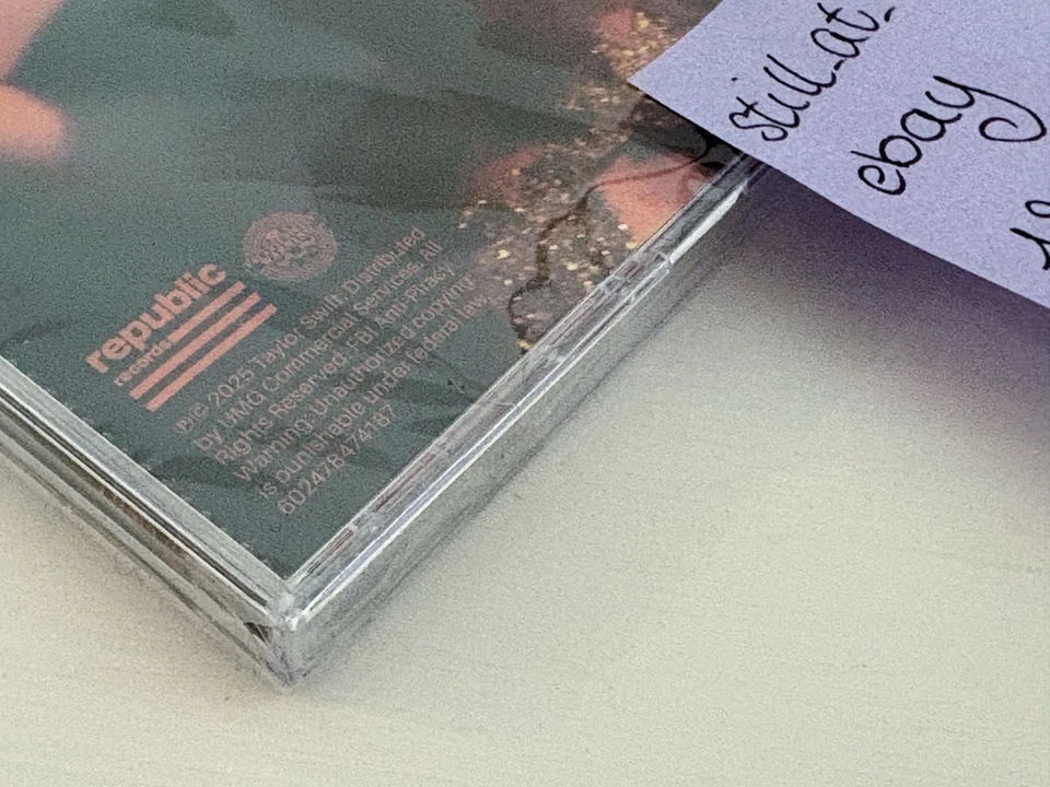 Taylor Swift - The Life of a Showgirl CD Hand-Signed Photo #3 (signiert) - Bild 4 von 4