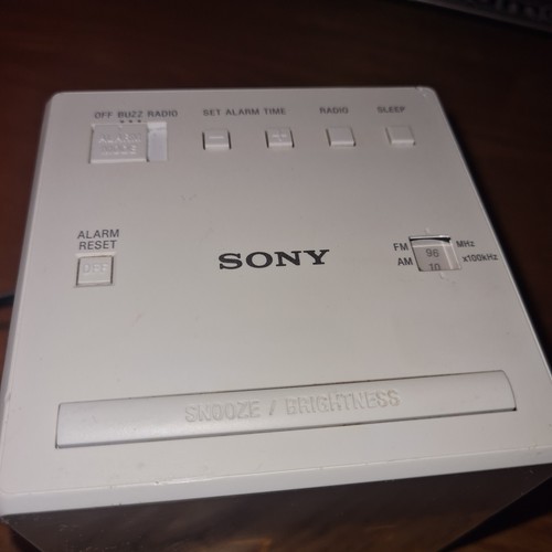 SONY ICF-C1T CUBE AM/FM White Bedside Clock Radio - Picture 3 of 6