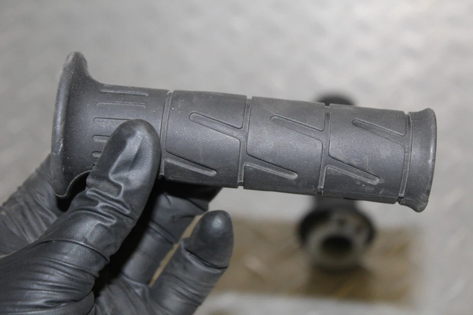 Kawasaki Ninja 250R Ex250J 2010 juego de pares de empuñaduras de manillar con clip derecho izquierdo Foto 3 de 4