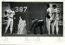 1988 Press Photo Mel Hall, Joe Carter and Cory Snyder-ninth inning-Old Faithful