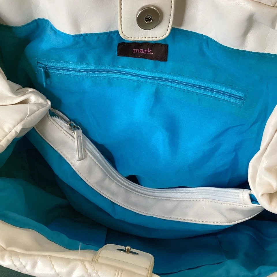 Marca. Bolso de Mano By Avon Blanco Acolchado con Dije de Bolso y Bufanda Incluidos Foto 3 de 4