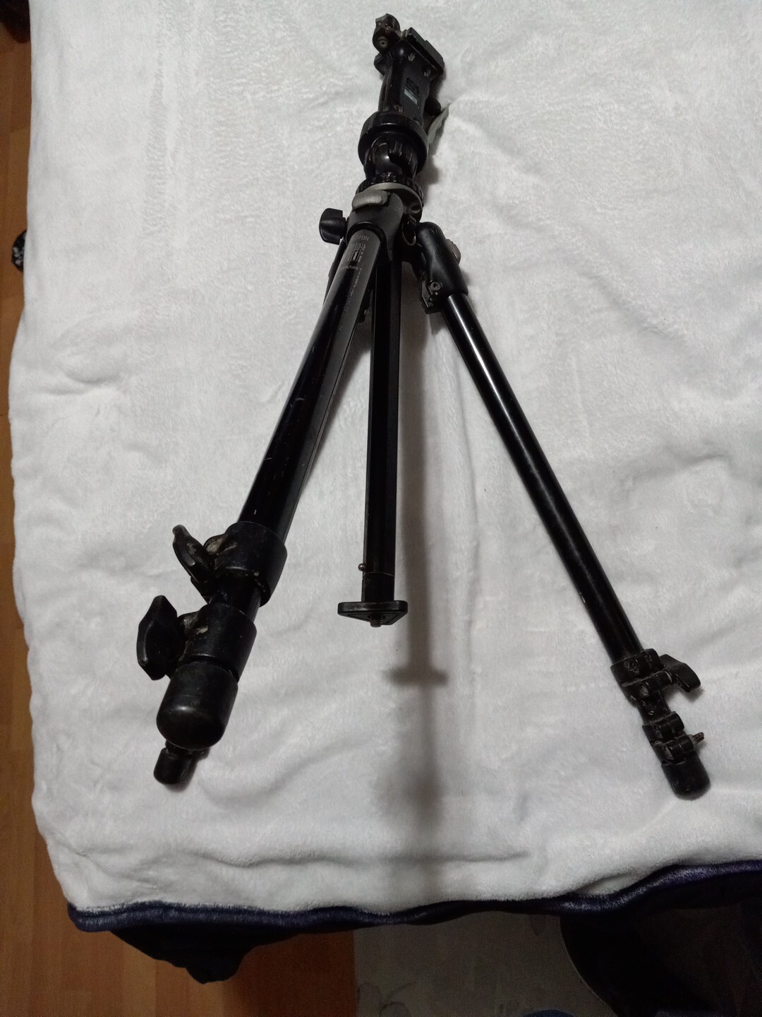 Manfrotto 3001 BN Tripod With Ball Head, Extendable Legs See Pics For