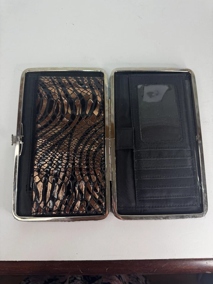 Cartera metálica dorada y negra con estampado de cebra Foto 3 de 4