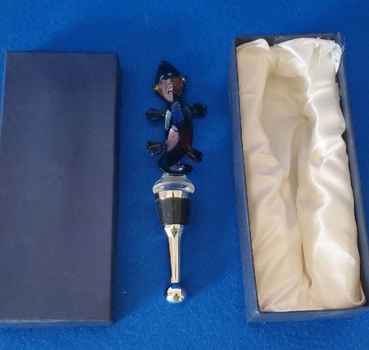 L.S. ARTS GLASS , BOTTLE STOPPER, LIZARD, IN THE ORIGINAL BOX. LENGTH 5 INCHES