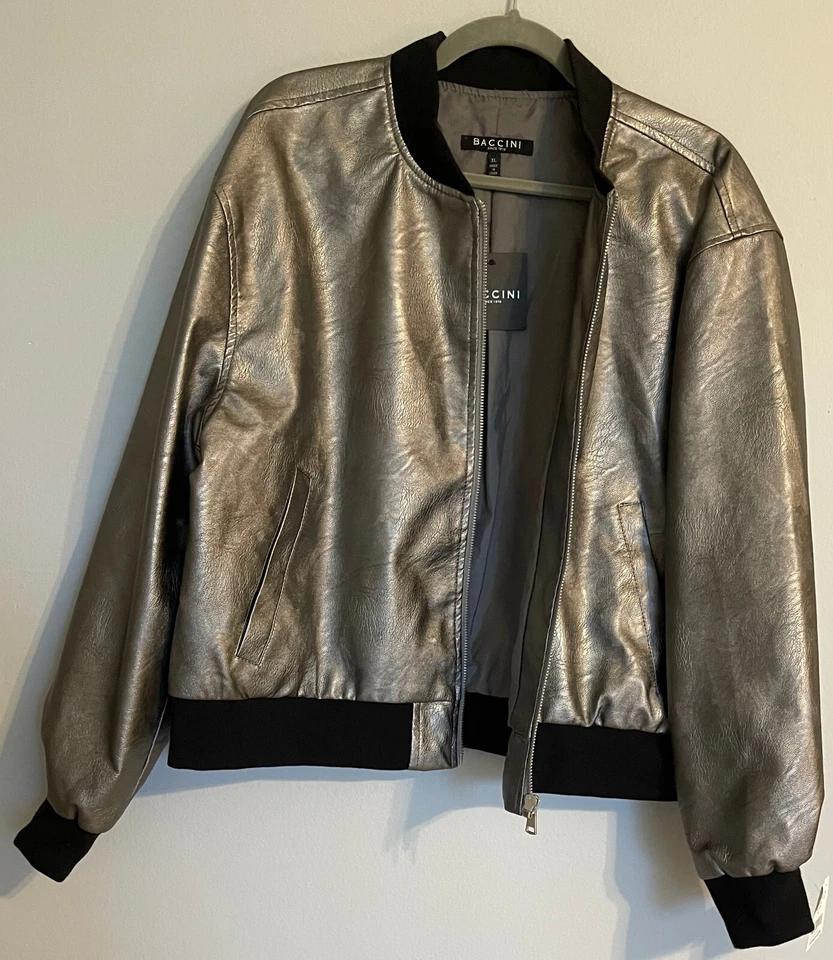 WOMEN'S BACCINI SILVER FAUX LEATHER JACKET. SIZE: XL. NEW - Image 4 of 4