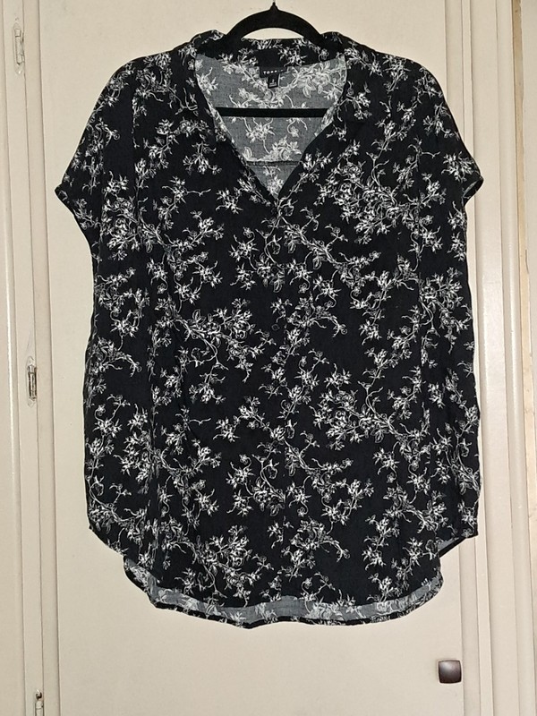 Torrid 2 Black White Floral Blouse Short Sleeve Soft