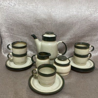 POLNISCHES STEINGUT KAFFEESERVICE MIT GRÜN/BRAUNEM BESATZ 