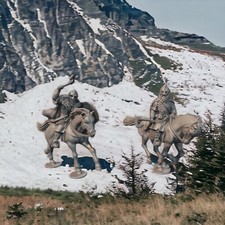 Mounted Wildmen/Vikings -28mm Wargame  Diorama Miniatures